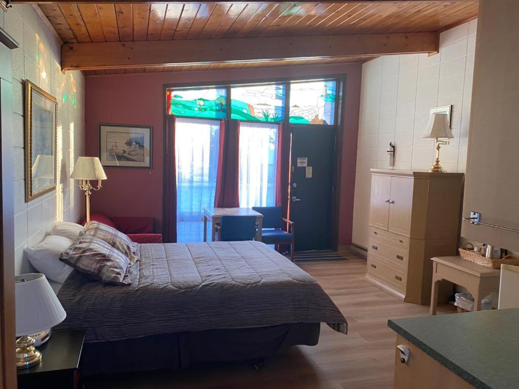 Huron Sands Motel And Restaurant Providence Bay エクステリア 写真